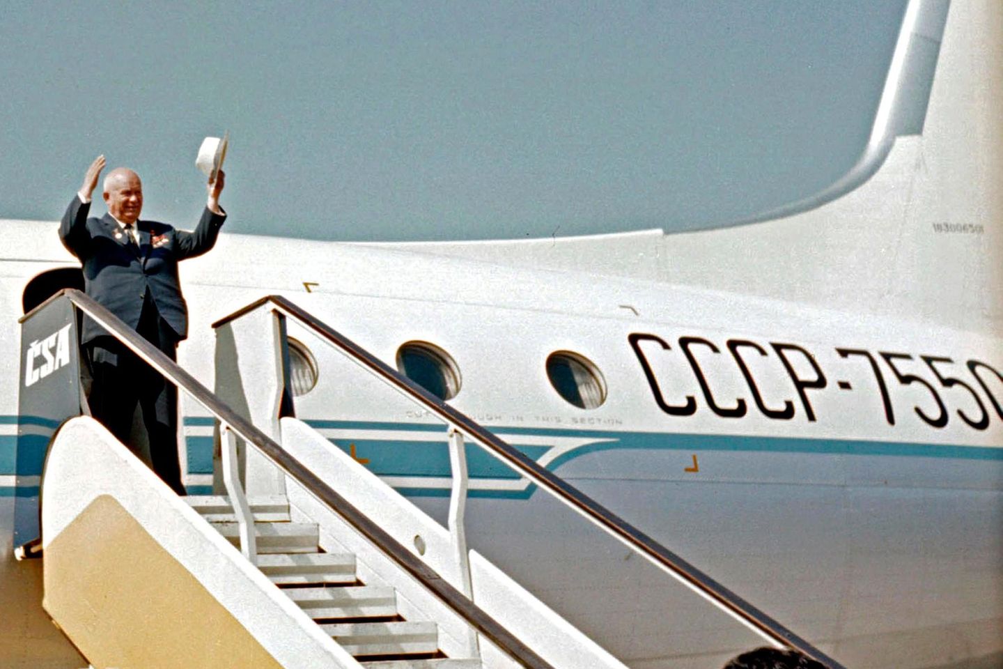 Fliegende Regierungen Immer häufiger nutzen auch Staatsmänner das Flugzeug, um im eigenen Land präsenter zu sein, an internationalen Treffen teilzunehmen, Politik zu machen. 1964, während des Kalten Krieges zwischen West und Ost, winkt der Sowjetführer Nikita Chruschtschow seinen Anhängern in der tschechoslowakischen Hauptstadt Prag von der Gangway aus zu