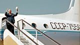 Immer häufiger nutzen auch Staatsmänner das Flugzeug, um im eigenen Land präsenter zu sein, an internationalen Treffen teilzunehmen, Politik zu machen. 1964, während des Kalten Krieges zwischen West und Ost, winkt der Sowjetführer Nikita Chruschtschow seinen Anhängern in der tschechoslowakischen Hauptstadt Prag von der Gangway aus zu