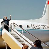 Immer häufiger nutzen auch Staatsmänner das Flugzeug, um im eigenen Land präsenter zu sein, an internationalen Treffen teilzunehmen, Politik zu machen. 1964, während des Kalten Krieges zwischen West und Ost, winkt der Sowjetführer Nikita Chruschtschow seinen Anhängern in der tschechoslowakischen Hauptstadt Prag von der Gangway aus zu