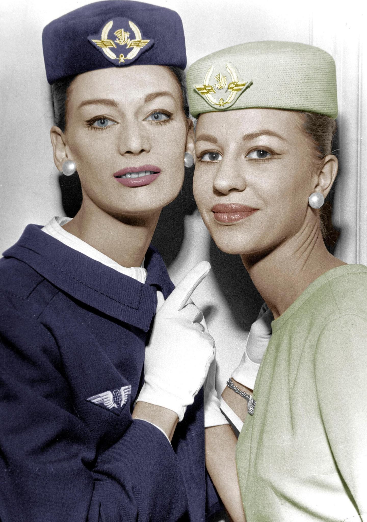 Start der Stewardessen Die Verheißung, den ganzen Globus zu bereisen, lockt viele Frauen (hier Stewardessen der Air France 1960) in den Beruf, den anfangs nur junge Männer ausüben durften. Als erste Stewardess der Welt hatte Ellen Church am 15. Mai 1930 in den USA ihren Dienst angetreten, in einer Boeing 80