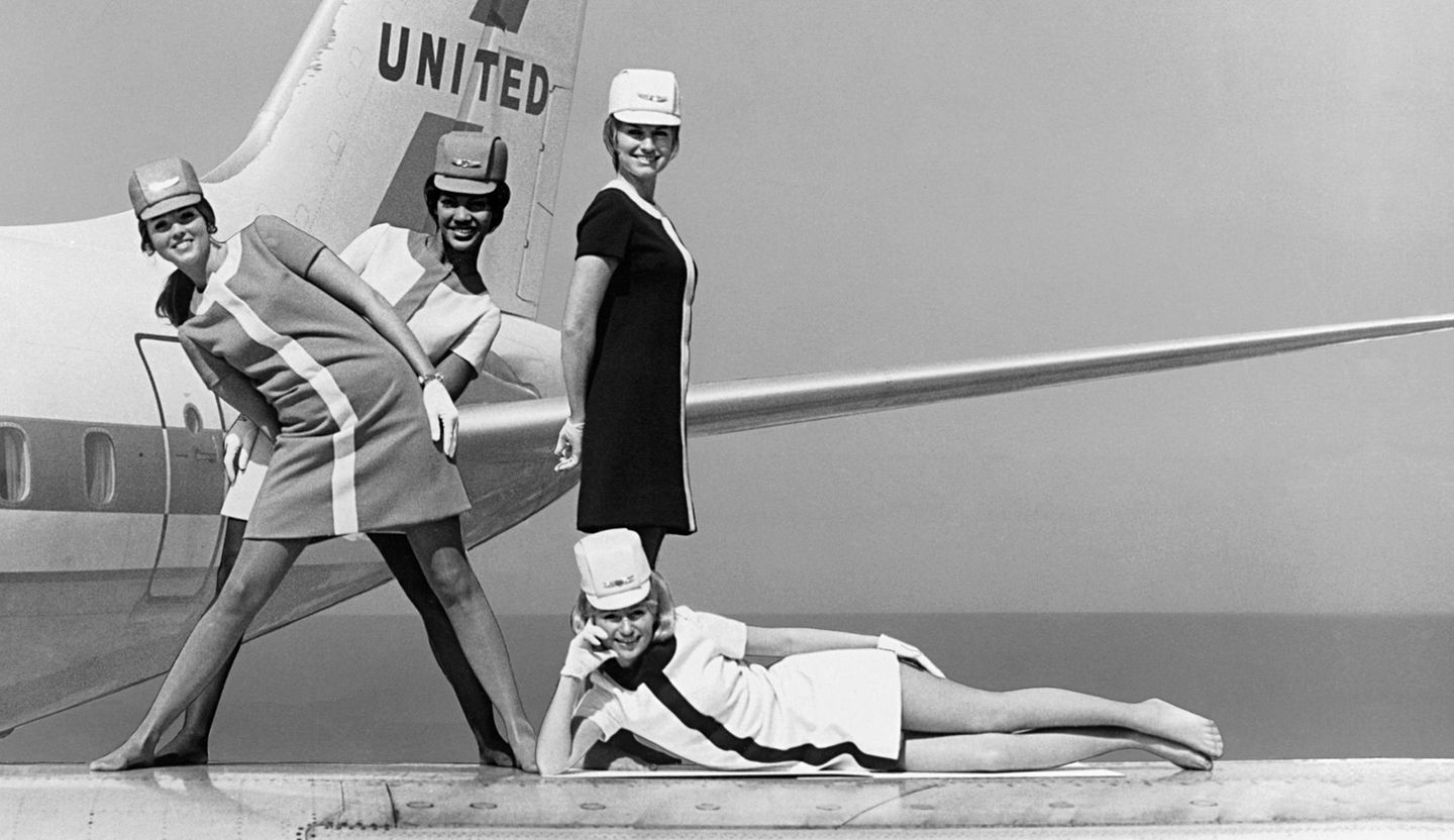 Zum Fliegen verführt Stewardessen in Minirock Uniform