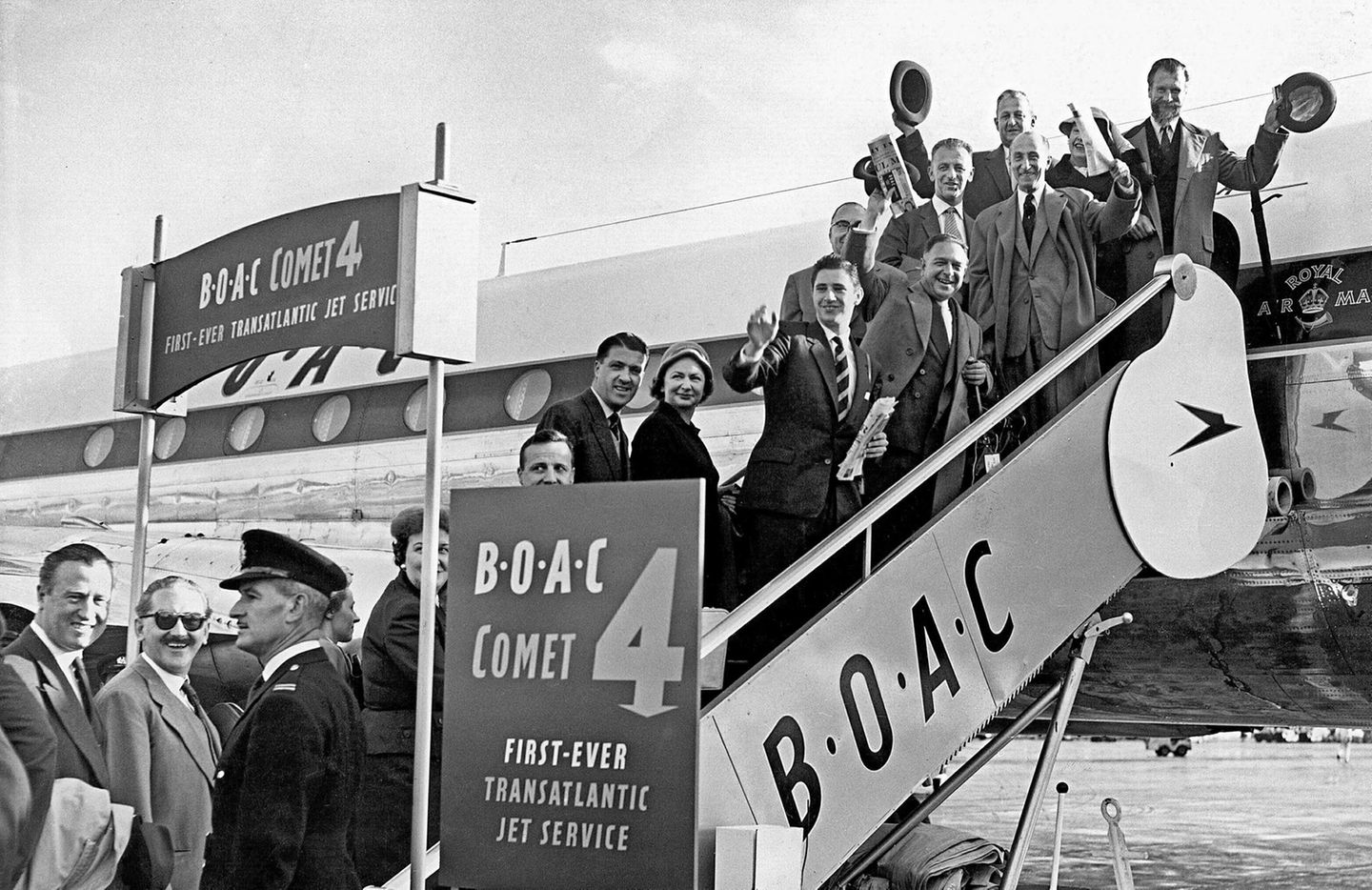 Voller Vorfreude besteigen Fluggäste am 4. Oktober 1958 eine Comet 4 der British Overseas Airways Corporation. Denn sie erwartet an diesem Tag eine Premiere: Die BOAC nimmt den weltweit ersten transatlantischen Liniendienst mit einem Düsenflugzeug zwischen London und New York auf