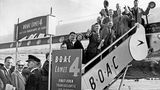 Voller Vorfreude besteigen Fluggäste am 4. Oktober 1958 eine Comet 4 der British Overseas Airways Corporation. Denn sie erwartet an diesem Tag eine Premiere: Die BOAC nimmt den weltweit ersten transatlantischen Liniendienst mit einem Düsenflugzeug zwischen London und New York auf