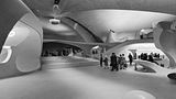 Als einen Ort der Bewegung gestaltet der Finne Eoro Saarinen aus geschwungenen Betonelementen das "TWA Flight Center" auf dem Flughafen von Idelwild, New York (fertiggestellt 1962: heute Teil des John F. Kennedy International Airport). Er ist nicht das einzige Terminal einer Fluglinie, das von einem Stararchitekt entworfen wurde