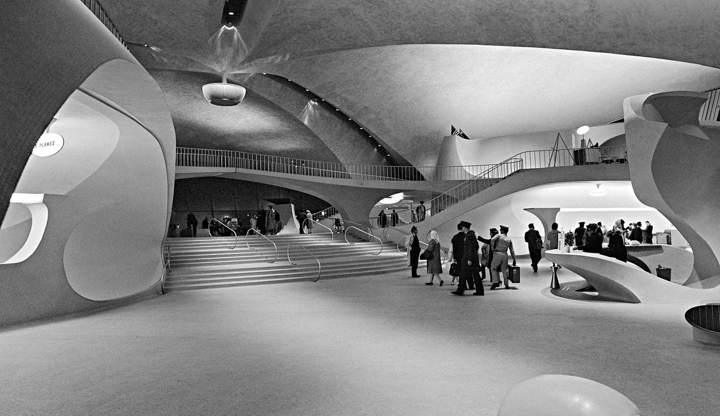 Als einen Ort der Bewegung gestaltet der Finne Eoro Saarinen aus geschwungenen Betonelementen das "TWA Flight Center" auf dem Flughafen von Idelwild, New York (fertiggestellt 1962: heute Teil des John F. Kennedy International Airport). Er ist nicht das einzige Terminal einer Fluglinie, das von einem Stararchitekt entworfen wurde