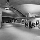 Als einen Ort der Bewegung gestaltet der Finne Eoro Saarinen aus geschwungenen Betonelementen das "TWA Flight Center" auf dem Flughafen von Idelwild, New York (fertiggestellt 1962: heute Teil des John F. Kennedy International Airport). Er ist nicht das einzige Terminal einer Fluglinie, das von einem Stararchitekt entworfen wurde
