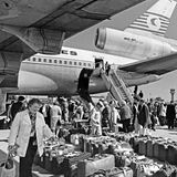 Als der "Jumbo Jet" Boeing 747 und die DC-10 (oben: 1982 auf dem Flughafen Istanbul) Anfang der 1970er Jahre auf den Markt kommen, wird das Fliegen langsam auch für Normalverdiener erschwinglich. Erstmals können 300 bis 400 Passagiere gleichzeitig befördert werden. Der Tourismus der Massen setzt indes mit einiger Verzögerung ein; nach der Überwindung der Ölkrise von 1973
