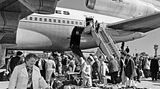 Als der "Jumbo Jet" Boeing 747 und die DC-10 (oben: 1982 auf dem Flughafen Istanbul) Anfang der 1970er Jahre auf den Markt kommen, wird das Fliegen langsam auch für Normalverdiener erschwinglich. Erstmals können 300 bis 400 Passagiere gleichzeitig befördert werden. Der Tourismus der Massen setzt indes mit einiger Verzögerung ein; nach der Überwindung der Ölkrise von 1973