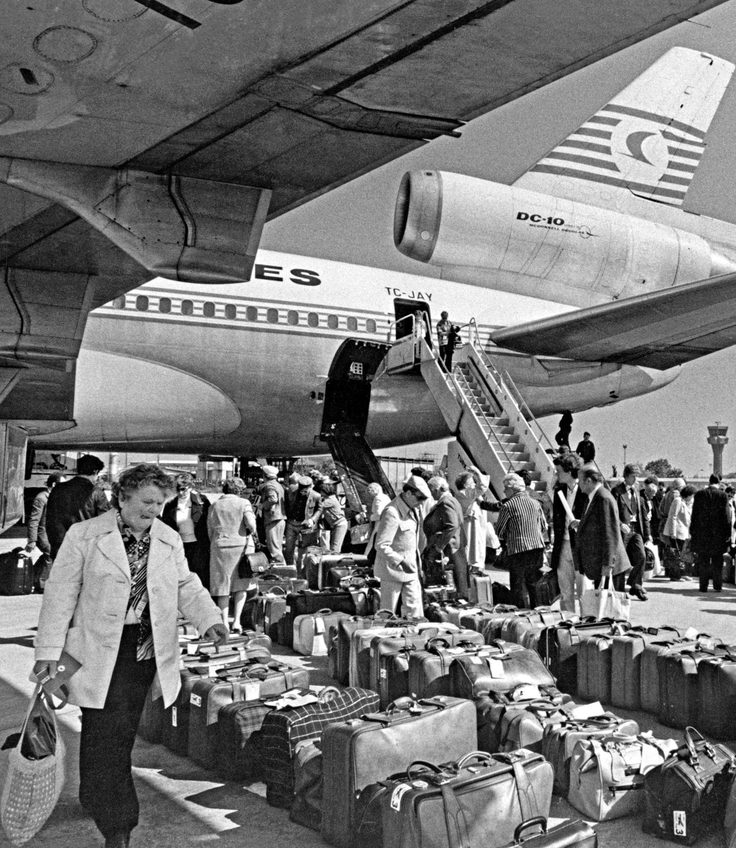 Fliegen wird bezahlbar Als der "Jumbo Jet" Boeing 747 und die DC-10 (oben: 1982 auf dem Flughafen Istanbul) Anfang der 1970er Jahre auf den Markt kommen, wird das Fliegen langsam auch für Normalverdiener erschwinglich. Erstmals können 300 bis 400 Passagiere gleichzeitig befördert werden. Der Tourismus der Massen setzt indes mit einiger Verzögerung ein; nach der Überwindung der Ölkrise von 1973
