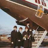 Die neu eingerichteten Fluglinien ermöglichen Stars wie den Beatles aus Großbritannien (hier 1963 beim Boarding einer Maschine der Scandinavian Airlines in Stockholm) dicht getaktete Auftritte in aller Welt