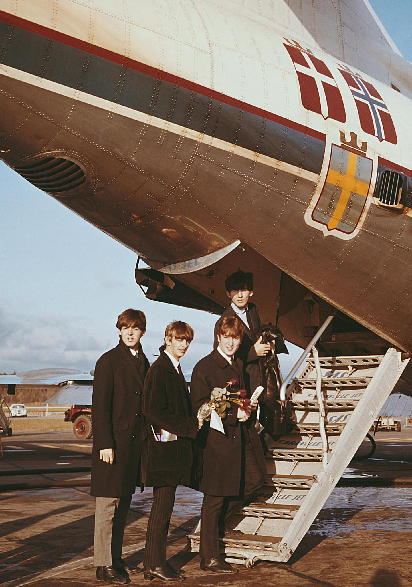 Die neu eingerichteten Fluglinien ermöglichen Stars wie den Beatles aus Großbritannien (hier 1963 beim Boarding einer Maschine der Scandinavian Airlines in Stockholm) dicht getaktete Auftritte in aller Welt