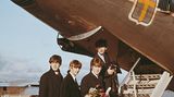 Die neu eingerichteten Fluglinien ermöglichen Stars wie den Beatles aus Großbritannien (hier 1963 beim Boarding einer Maschine der Scandinavian Airlines in Stockholm) dicht getaktete Auftritte in aller Welt