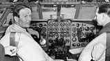 Auf ihrem Jungfernflug im April 1958 steuert mit John "Cat‘s Eyes" Cunningham (Links) ein ehemaliger Kampfpilot die Comet 4 des britischen Flugzeugbauers de Havilland