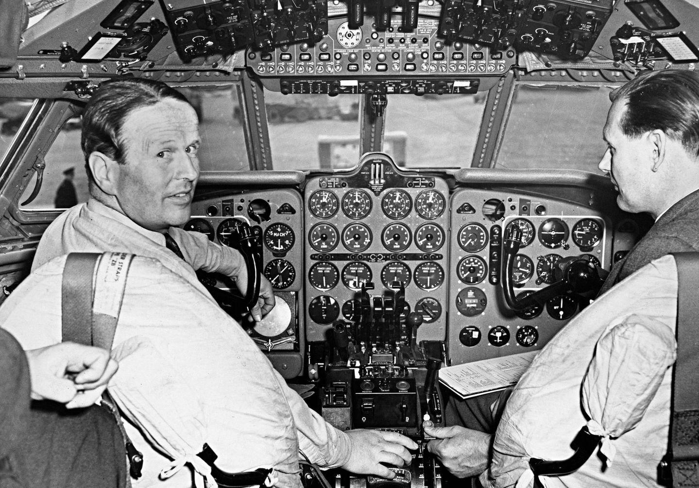 Auf ihrem Jungfernflug im April 1958 steuert mit John "Cat‘s Eyes" Cunningham (Links) ein ehemaliger Kampfpilot die Comet 4 des britischen Flugzeugbauers de Havilland