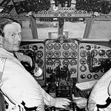 Auf ihrem Jungfernflug im April 1958 steuert mit John "Cat‘s Eyes" Cunningham (Links) ein ehemaliger Kampfpilot die Comet 4 des britischen Flugzeugbauers de Havilland