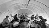 Lounge einer Boeing 747 der American Airlines, 1975. Die Hymne für das neue Zeitalter der Jets hat 17 Jahre zuvor der US-amerikanische Sänger Frank Sinatra erschaffen: "Come fly with me"