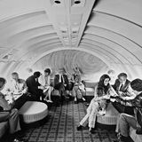Lounge einer Boeing 747 der American Airlines, 1975. Die Hymne für das neue Zeitalter der Jets hat 17 Jahre zuvor der US-amerikanische Sänger Frank Sinatra erschaffen: "Come fly with me"