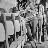 Stewardess mit Hotpans