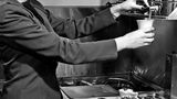 Eine Stewardess der Trans World Airlines richtet einen Imbiss an (1954). Die Passagiere der Interkontinentalflüge sind anspruchsvoll, kostet doch etwa ein Flug von Deutschland nach New York in jenen Jahren ungefähr so viel wie ein VW Käfer. Entsprechend umgarnen Fluglinien ihre reiche Klientel mit gehobener Ausstattung und hervorragendem Service
