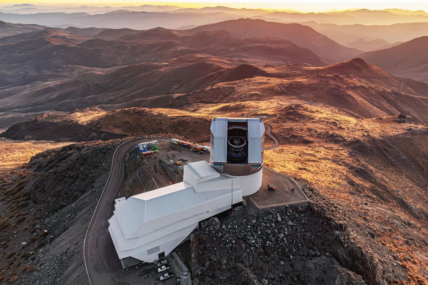 Neubau mit Geschichte Vor mehr als 20 Jahren begannen Forschende, Ideen für das Design des Vera C. Rubin Observatory zu sammeln. Als erstes Bauteil wurde 2008 der Rohling für den Hauptspiegel des Teleskops gegossen, damals noch mit Geldern privater Spender. Später stiegen die National Science Foundation und das US-Energieministerium in die Finanzierung ein. Der erste Spatenstich auf dem 2682 Meter hohen Gipfel des Cerro Pachón in Chile erfolgte 2015. Dort ist die Luft dünn und trocken, und kein irdisches Licht stört den Blick in die Sterne. Das Foto stammt aus dem Juni 2025, als das Simonyi Survey Telescope des Obervatoriums erstmals den Nachthimmel fotografierte.