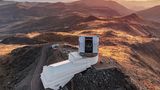 Vor mehr als 20 Jahren begannen Forschende, Ideen für das Design des Vera C. Rubin Observatory zu sammeln. Als erstes Bauteil wurde 2008 der Rohling für den Hauptspiegel des Teleskops gegossen, damals noch mit Geldern privater Spender. Später stiegen die National Science Foundation und das US-Energieministerium in die Finanzierung ein. Der erste Spatenstich auf dem 2682 Meter hohen Gipfel des Cerro Pachón in Chile erfolgte 2015. Dort ist die Luft dünn und trocken, und kein irdisches Licht stört den Blick in die Sterne. Das Foto stammt aus dem Juni 2025, als das Simonyi Survey Telescope des Obervatoriums erstmals den Nachthimmel fotografierte.