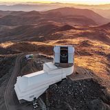 Vor mehr als 20 Jahren begannen Forschende, Ideen für das Design des Vera C. Rubin Observatory zu sammeln. Als erstes Bauteil wurde 2008 der Rohling für den Hauptspiegel des Teleskops gegossen, damals noch mit Geldern privater Spender. Später stiegen die National Science Foundation und das US-Energieministerium in die Finanzierung ein. Der erste Spatenstich auf dem 2682 Meter hohen Gipfel des Cerro Pachón in Chile erfolgte 2015. Dort ist die Luft dünn und trocken, und kein irdisches Licht stört den Blick in die Sterne. Das Foto stammt aus dem Juni 2025, als das Simonyi Survey Telescope des Obervatoriums erstmals den Nachthimmel fotografierte.