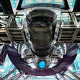 Die Digitalkamera des Observatoriums hat eine Auflösung von 3200 Megapixeln, wiegt 2,8 Tonnen und hat die Maße eines Kleinwagens. Damit ist sie die größte ihrer Art. Jede Aufnahme entspricht der 45-fachen Fläche des Vollmondes. Drei Teleskopspiegel lenken das Licht des Nachthimmels im Zickzack in das Objektiv. Eine Besonderheit des Designs: Der runde Tertiärspiegel sitzt im Zentrum des ringförmigen Hauptspiegels. Diese Bauart macht das Teleskop kompakter, sodass es sich schneller neu ausrichten lässt.