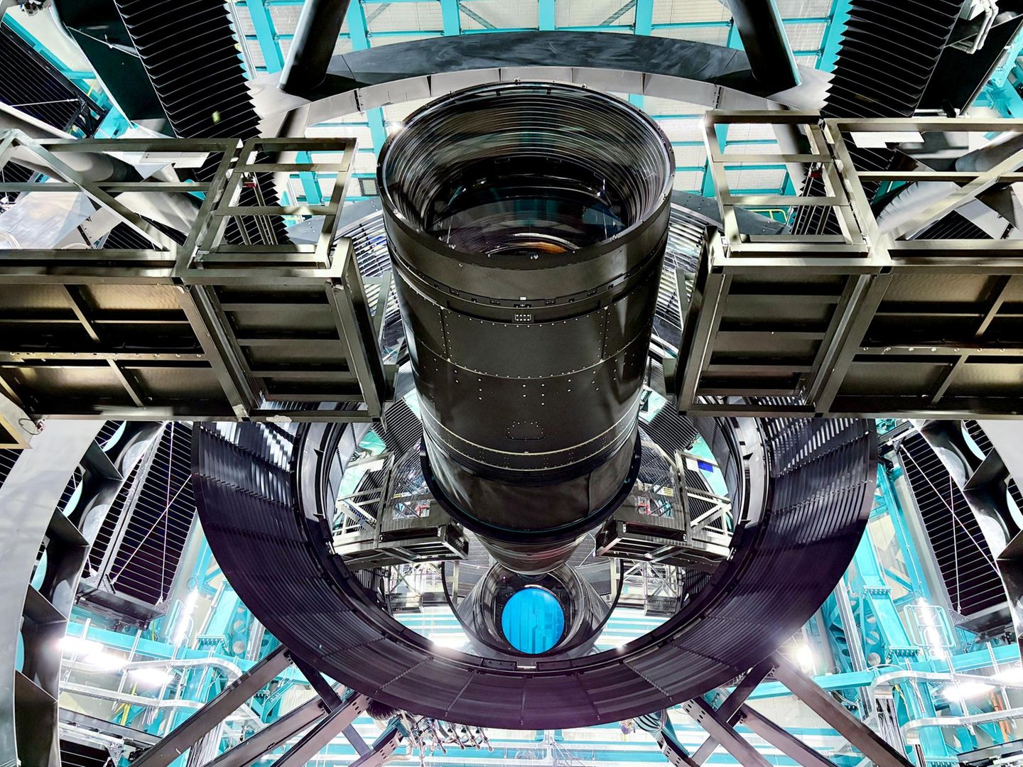 Das Superauge Die Digitalkamera des Observatoriums hat eine Auflösung von 3200 Megapixeln, wiegt 2,8 Tonnen und hat die Maße eines Kleinwagens. Damit ist sie die größte ihrer Art. Jede Aufnahme entspricht der 45-fachen Fläche des Vollmondes. Drei Teleskopspiegel lenken das Licht des Nachthimmels im Zickzack in das Objektiv. Eine Besonderheit des Designs: Der runde Tertiärspiegel sitzt im Zentrum des ringförmigen Hauptspiegels. Diese Bauart macht das Teleskop kompakter, sodass es sich schneller neu ausrichten lässt.