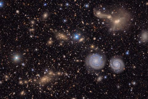 Eines der ersten Bilder, die das Team des gerade in Betrieb genommenen Vera C. Rubin Observatory der Öffentlichkeit präsentierte. Es zeigt einen Ausschnitt des Virgo-Galaxiehaufens, der bis zu 2000 Galaxien umfasst. Sterne in der Milchstraße funkeln blau, nahe Spiralgalaxien erscheinen weiß. Weit entfernte, elliptische Galaxien leuchten gelb und orange. Anhand der Farben des Lichts können Forschende ihre Entfernung bestimmen. Tatsächlich sehen wir nur einen kleinen Ausschnitt der eigentlichen Aufnahme. Das Bild, das die Kamera des Observatoriums auf ihren Sensor bannt, ist 50-mal größer. Um alle Feinheiten mit bloßem Auge betrachten zu können, bräuchte es einen hochauflösenden Bildschirm von der Größe eines Basketballfelds. Nur so ließen sich Details wie die verschmelzenden Galaxienpaare oben rechts im Bild erkennen.