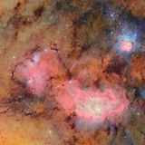 Diese Detailaufnahme zeigt den Trifidnebel (oben rechts) und den Lagunennebel, beide Tausende Lichtjahre von der Erde entfernt. In die Aufnahme flossen 678 Einzelbilder ein, die über einen Zeitraum von sieben Stunden hinweg aufgenommen wurden. So offenbaren sich auch lichtschwache Details wie Staubbänder, die sich als dunkle Schlieren durch die strahlenden Gaswolken ziehen. Dank seines großen Sichtfelds braucht das Teleskop lediglich drei bis vier Tage, um den gesamten Himmel der südlichen Hemisphäre abzulichten. Dies wird es in den kommenden zehn Jahren für den "Legacy Survey of Space and Time" (LSST) wieder und wieder tun – und so ein einmaliges Zeitraffervideo des Nachthimmels erstellen.