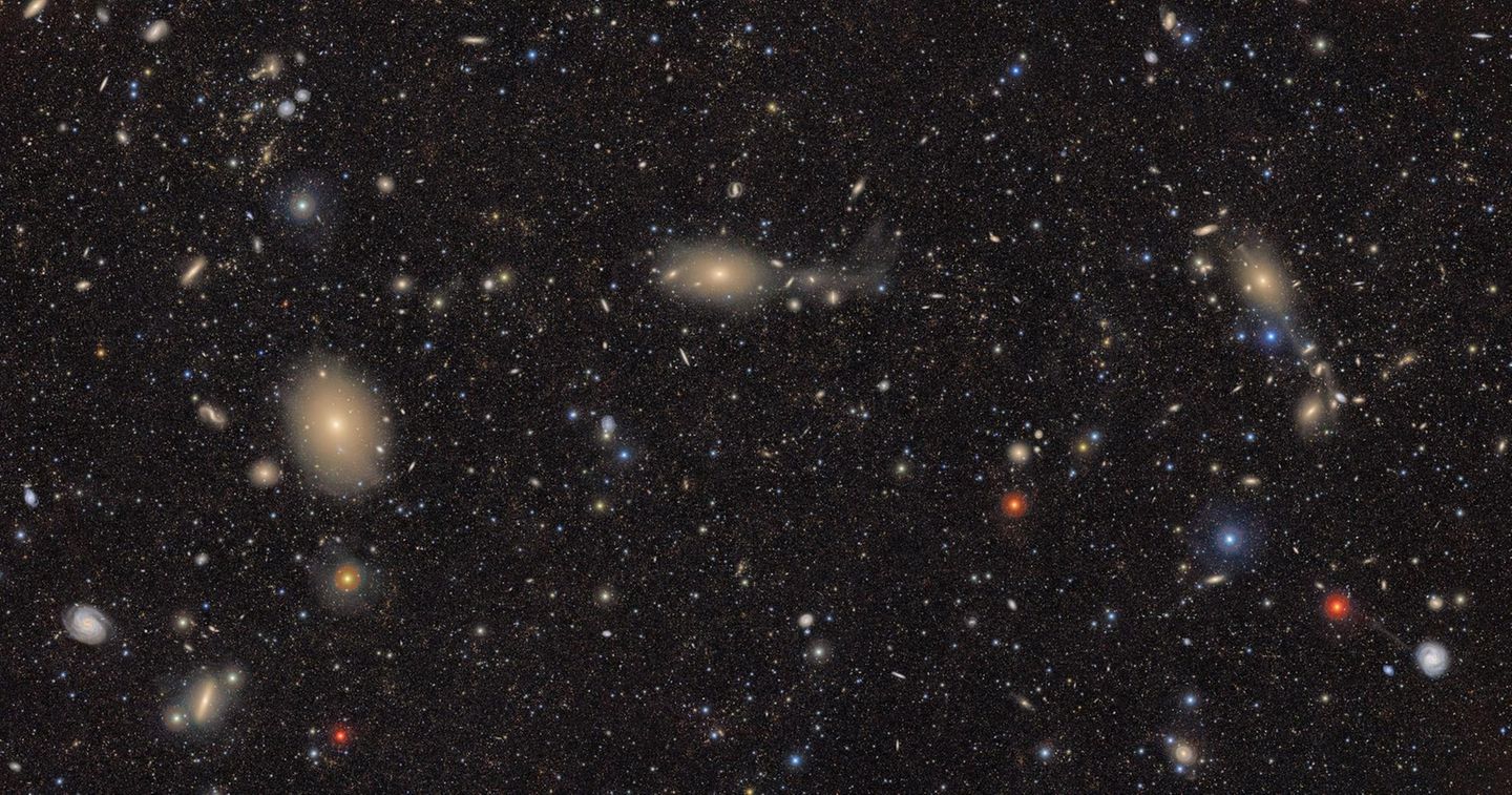 Kosmische Schatztruhe Dieses Bild zeigt das Anderthalbfache jener Himmelsfläche, die das Observatorium pro Aufnahme ablichtet. Darin enthalten: etwa zehn Millionen Galaxien. Forschende gehen davon aus, dass der LSST in den kommenden zehn Jahren insgesamt 40 Milliarden Objekte je 800-mal ablichten wird. Der Survey scannt den Himmel mindestens zehnmal schneller als vergleichbare Teleskope. Dabei erhebt er jede Nacht bis zu 20 Terabyte an Daten. Eine Software wertet aus, was sich von Aufnahme zu Aufnahme verändert: Sie detektiert aufleuchtende Supernovae, pulsierende Sterne, vorbeiflitzende Asteroiden, weitgereiste Objekte von außerhalb des Sonnensystems. Wer selbst in den Bildern auf Entdeckungsreise gehen möchte, kann das über die SkyViewer-App des Observatoriums tun.