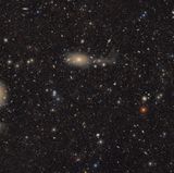 Dieses Bild zeigt das Anderthalbfache jener Himmelsfläche, die das Observatorium pro Aufnahme ablichtet. Darin enthalten: etwa zehn Millionen Galaxien. Forschende gehen davon aus, dass der LSST in den kommenden zehn Jahren insgesamt 40 Milliarden Objekte je 800-mal ablichten wird. Der Survey scannt den Himmel mindestens zehnmal schneller als vergleichbare Teleskope. Dabei erhebt er jede Nacht bis zu 20 Terabyte an Daten. Eine Software wertet aus, was sich von Aufnahme zu Aufnahme verändert: Sie detektiert aufleuchtende Supernovae, pulsierende Sterne, vorbeiflitzende Asteroiden, weitgereiste Objekte von außerhalb des Sonnensystems. Wer selbst in den Bildern auf Entdeckungsreise gehen möchte, kann das über die SkyViewer-App des Observatoriums tun.