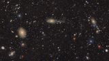 Dieses Bild zeigt das Anderthalbfache jener Himmelsfläche, die das Observatorium pro Aufnahme ablichtet. Darin enthalten: etwa zehn Millionen Galaxien. Forschende gehen davon aus, dass der LSST in den kommenden zehn Jahren insgesamt 40 Milliarden Objekte je 800-mal ablichten wird. Der Survey scannt den Himmel mindestens zehnmal schneller als vergleichbare Teleskope. Dabei erhebt er jede Nacht bis zu 20 Terabyte an Daten. Eine Software wertet aus, was sich von Aufnahme zu Aufnahme verändert: Sie detektiert aufleuchtende Supernovae, pulsierende Sterne, vorbeiflitzende Asteroiden, weitgereiste Objekte von außerhalb des Sonnensystems. Wer selbst in den Bildern auf Entdeckungsreise gehen möchte, kann das über die SkyViewer-App des Observatoriums tun.