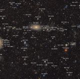 In diesem Bild sind etliche bekannte Sterne und Galaxien beschriftet. Doch viele lichtschwache Objekte sehen die Forschenden mithilfe des LSST zum ersten Mal. Innerhalb von nur sieben Nächten entdeckten sie bereits 2104 neue Asteroiden, sieben davon in einer erdnahen Umlaufbahn. Innerhalb der nächsten Dekade erwarten die Forschenden, die Zahl bekannter Asteroiden von einer auf sechs Millionen zu steigern. Auch etliche Millionen explodierender Sterne hoffen sie zu erspähen. Željko Ivezić, Direktor des Rubin-Observatoriums, bezeichnet die Sternwarte als "größte astronomische Entdeckungsmaschine, die je gebaut wurde." Die Jagd nach neuen Himmelsobjekten ist kein Selbstzweck: Indem Physikerinnen und Astronomen den Kosmos präzise vermessen, können sie unter anderem die Ausdehnung des Kosmos, die Effekte Dunkler Materie und Dunkler Energie untersuchen.