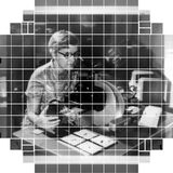 Die LSST-Kamera besitzt 189 Bildsensoren mit je 4000 mal 4000 Pixeln. Um sie zu testen, nahmen Forschende 2020 ein Lochkamerabild der Namenspatin Vera Rubin (1928–2016) auf. Die Astronomin machte eine bahnbrechende Entdeckung: Sie wies nach, dass sich die Sterne am Rand der Galaxie genauso schnell bewegen wie jene im Zentrum. Dass sie trotzdem nicht ins All hinausgeschleudert werden, ließ sich am überzeugendsten durch den Einfluss Dunkler Materie erklären. Ihre Schwerkraft hält Galaxien wie unsichtbarer Kleber zusammen. Vera Rubin musste nicht nur ihre Forschungsergebnisse gegenüber Skeptikern verteidigen. Als Frau legte ihr die akademische Welt immer wieder Steine in den Weg. Damals gab es zahlreiche Studienprogramme und Forschungseinrichtungen, die Männern vorbehalten waren. Doch Rubin blieb beharrlich – und gilt heute nicht nur als Pionierin der Dunkle-Materie-Forschung, sondern auch als Wegbereiterin für Frauen in der Naturwissenschaft.