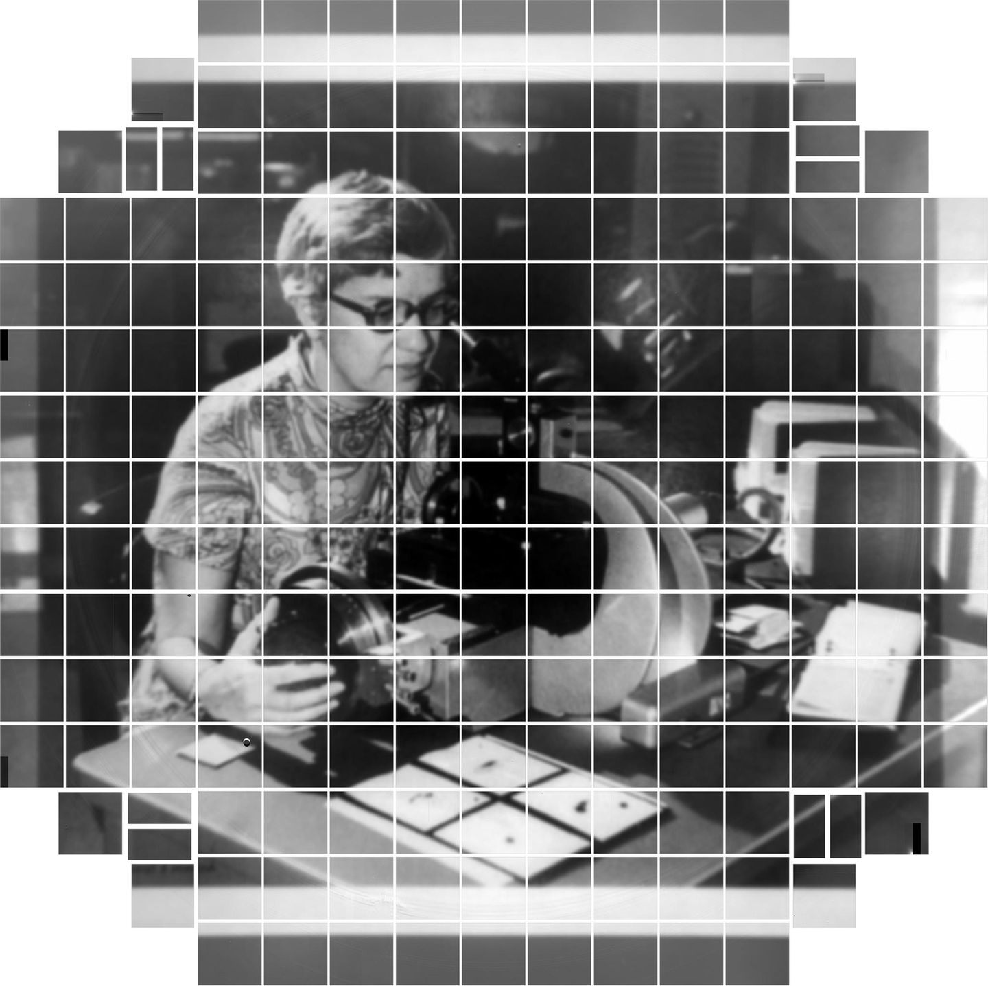 An vorderster Forschungsfront Die LSST-Kamera besitzt 189 Bildsensoren mit je 4000 mal 4000 Pixeln. Um sie zu testen, nahmen Forschende 2020 ein Lochkamerabild der Namenspatin Vera Rubin (1928–2016) auf. Die Astronomin machte eine bahnbrechende Entdeckung: Sie wies nach, dass sich die Sterne am Rand der Galaxie genauso schnell bewegen wie jene im Zentrum. Dass sie trotzdem nicht ins All hinausgeschleudert werden, ließ sich am überzeugendsten durch den Einfluss Dunkler Materie erklären. Ihre Schwerkraft hält Galaxien wie unsichtbarer Kleber zusammen. Vera Rubin musste nicht nur ihre Forschungsergebnisse gegenüber Skeptikern verteidigen. Als Frau legte ihr die akademische Welt immer wieder Steine in den Weg. Damals gab es zahlreiche Studienprogramme und Forschungseinrichtungen, die Männern vorbehalten waren. Doch Rubin blieb beharrlich – und gilt heute nicht nur als Pionierin der Dunkle-Materie-Forschung, sondern auch als Wegbereiterin für Frauen in der Naturwissenschaft.