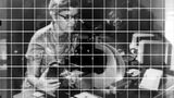Die LSST-Kamera besitzt 189 Bildsensoren mit je 4000 mal 4000 Pixeln. Um sie zu testen, nahmen Forschende 2020 ein Lochkamerabild der Namenspatin Vera Rubin (1928–2016) auf. Die Astronomin machte eine bahnbrechende Entdeckung: Sie wies nach, dass sich die Sterne am Rand der Galaxie genauso schnell bewegen wie jene im Zentrum. Dass sie trotzdem nicht ins All hinausgeschleudert werden, ließ sich am überzeugendsten durch den Einfluss Dunkler Materie erklären. Ihre Schwerkraft hält Galaxien wie unsichtbarer Kleber zusammen. Vera Rubin musste nicht nur ihre Forschungsergebnisse gegenüber Skeptikern verteidigen. Als Frau legte ihr die akademische Welt immer wieder Steine in den Weg. Damals gab es zahlreiche Studienprogramme und Forschungseinrichtungen, die Männern vorbehalten waren. Doch Rubin blieb beharrlich – und gilt heute nicht nur als Pionierin der Dunkle-Materie-Forschung, sondern auch als Wegbereiterin für Frauen in der Naturwissenschaft.