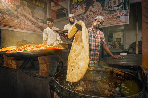 Ramadan in Kalkutta: Schon gegen Mittag bereiten die Straßenverkäufer Parathas vor. Die ungesäuerten Fladen werden auf einer heißen Platte erhitzt und dann in heißem Öl fertig gebacken. Nach Sonnenuntergang liegen sie bereit für das Fastenbrechen. Debdatta Chakraborty gewinnt mit diesem Foto beim World Food Photography Award 2025 in der Kategorie "Streetfood". 