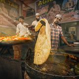 Ramadan in Kalkutta: Schon gegen Mittag bereiten die Straßenverkäufer Parathas vor. Die ungesäuerten Fladen werden auf einer heißen Platte erhitzt und dann in heißem Öl fertig gebacken. Nach Sonnenuntergang liegen sie bereit für das Fastenbrechen. Debdatta Chakraborty gewinnt mit diesem Foto beim World Food Photography Award 2025 in der Kategorie "Streetfood". 