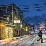 Nur schnell nach Hause an diesem dunklen und frostigen Winterabend. Wie gut, wenn man beim Weg durch die vom Schnee gezuckerten Straßen ein frisch gebackenes Brot bei sich trägt, das durch die Jacke wärmt und mit seinem köstlichen Duft die Vorfreude aufs Abendbrot steigert.