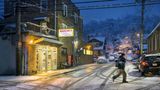 Nur schnell nach Hause an diesem dunklen und frostigen Winterabend. Wie gut, wenn man beim Weg durch die vom Schnee gezuckerten Straßen ein frisch gebackenes Brot bei sich trägt, das durch die Jacke wärmt und mit seinem köstlichen Duft die Vorfreude aufs Abendbrot steigert.