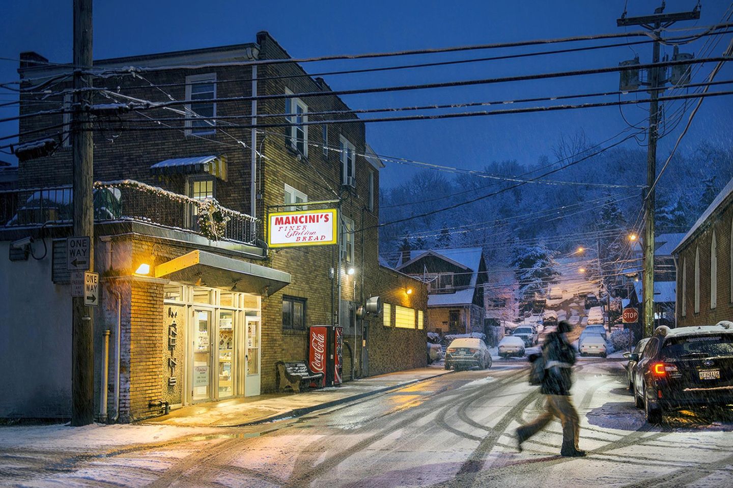 Nur schnell nach Hause an diesem dunklen und frostigen Winterabend. Wie gut, wenn man beim Weg durch die vom Schnee gezuckerten Straßen ein frisch gebackenes Brot bei sich trägt, das durch die Jacke wärmt und mit seinem köstlichen Duft die Vorfreude aufs Abendbrot steigert.
