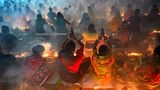 Nach Sonnenuntergang haben sich die Anhänger des spirituellen Meisters Lokenath Brahmachari in einem Ashram versammelt und Kerzen entzündet. Nun brechen sie gemeinsam das Fasten, bringen Früchte und Blumen dar und rezitieren Gebete und Mantras. Der Monat Kartik gilt in der hinduistischen Gemeinschaft Bangladeschs als besonders heilig.