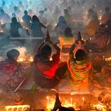 Nach Sonnenuntergang haben sich die Anhänger des spirituellen Meisters Lokenath Brahmachari in einem Ashram versammelt und Kerzen entzündet. Nun brechen sie gemeinsam das Fasten, bringen Früchte und Blumen dar und rezitieren Gebete und Mantras. Der Monat Kartik gilt in der hinduistischen Gemeinschaft Bangladeschs als besonders heilig.