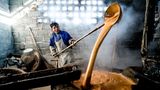 Die Bauern im Süden Chinas haben ihre ganz eigene traditionelle Methode, um Zucker zu gewinnen. Dazu pressen sie ihr geerntetes Zuckerrohr aus und kochen den gewonnenen Saft mehrmals auf, so wie dieser Bauer aus der Provinz Jiangxi es tut. Wenn alles Wasser verkocht ist, bleibt brauner Zucker übrig, der für die Herstellung von Sirup und süßem Gebäck verwendet wird.
