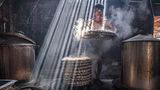 Diese Bánh hỏis sind so frisch, dass sie noch dampfen: Die aufwendig hergestellten Kuchen aus Reismehl sind in Vietnam ein kulinarisches Kulturgut und an Feiertagen, Todestagen oder Hochzeiten nicht wegzudenken. Besonders gerne werden sie mit Schalottenöl, gebratenem oder gegrilltem Fleisch und Schweineinnereien gegessen.