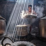 Diese Bánh hỏis sind so frisch, dass sie noch dampfen: Die aufwendig hergestellten Kuchen aus Reismehl sind in Vietnam ein kulinarisches Kulturgut und an Feiertagen, Todestagen oder Hochzeiten nicht wegzudenken. Besonders gerne werden sie mit Schalottenöl, gebratenem oder gegrilltem Fleisch und Schweineinnereien gegessen.