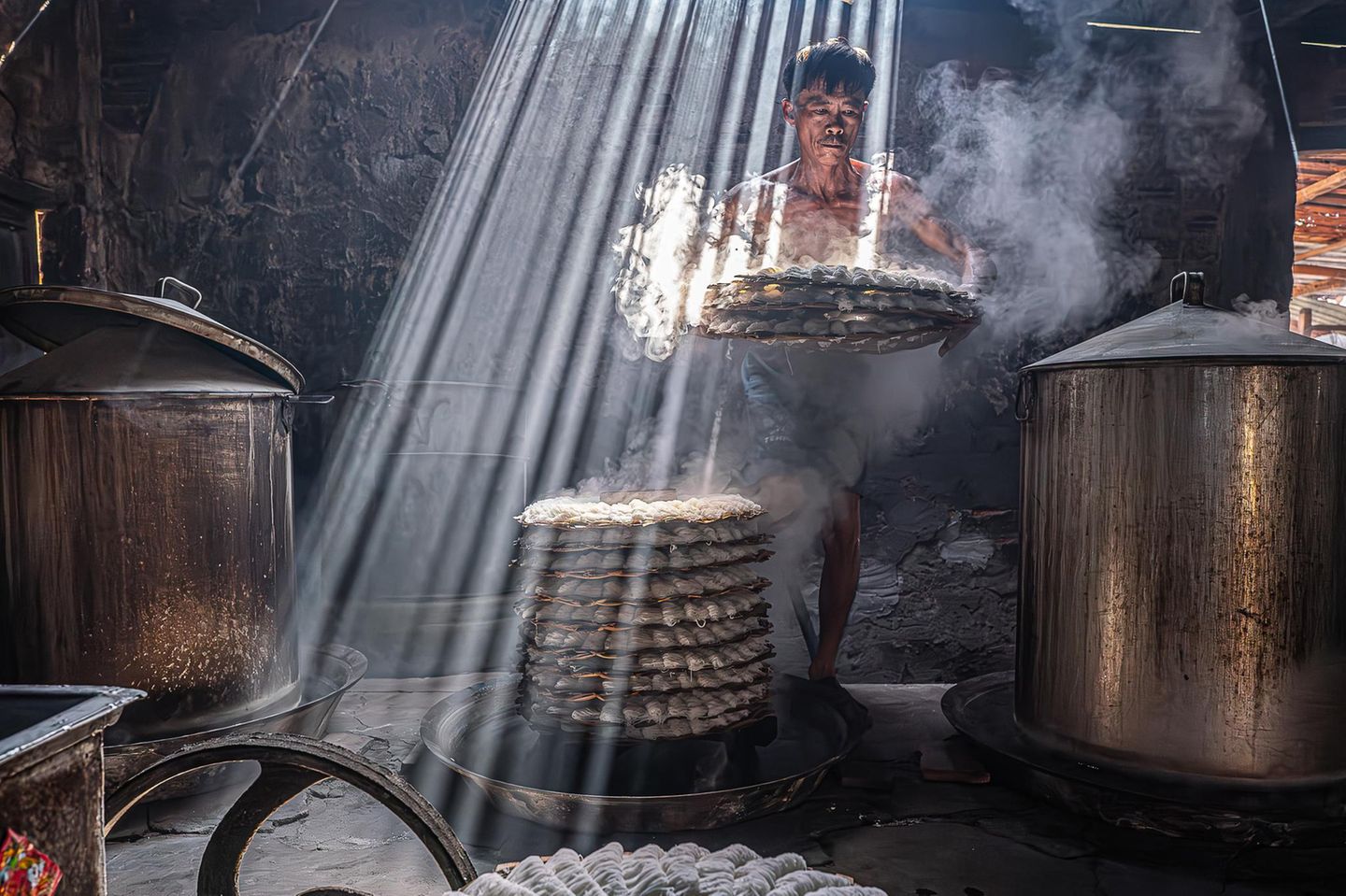 Diese Bánh hỏis sind so frisch, dass sie noch dampfen: Die aufwendig hergestellten Kuchen aus Reismehl sind in Vietnam ein kulinarisches Kulturgut und an Feiertagen, Todestagen oder Hochzeiten nicht wegzudenken. Besonders gerne werden sie mit Schalottenöl, gebratenem oder gegrilltem Fleisch und Schweineinnereien gegessen.