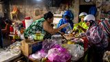 Sechs Uhr morgens, Wolkenbruch in der vietnamesischen Küstenstadt Hoi An. Die Frauen haben sich dennoch zum Zentralmarkt durchgekämpft und verpacken nun ihre Einkäufe.