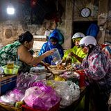 Sechs Uhr morgens, Wolkenbruch in der vietnamesischen Küstenstadt Hoi An. Die Frauen haben sich dennoch zum Zentralmarkt durchgekämpft und verpacken nun ihre Einkäufe.